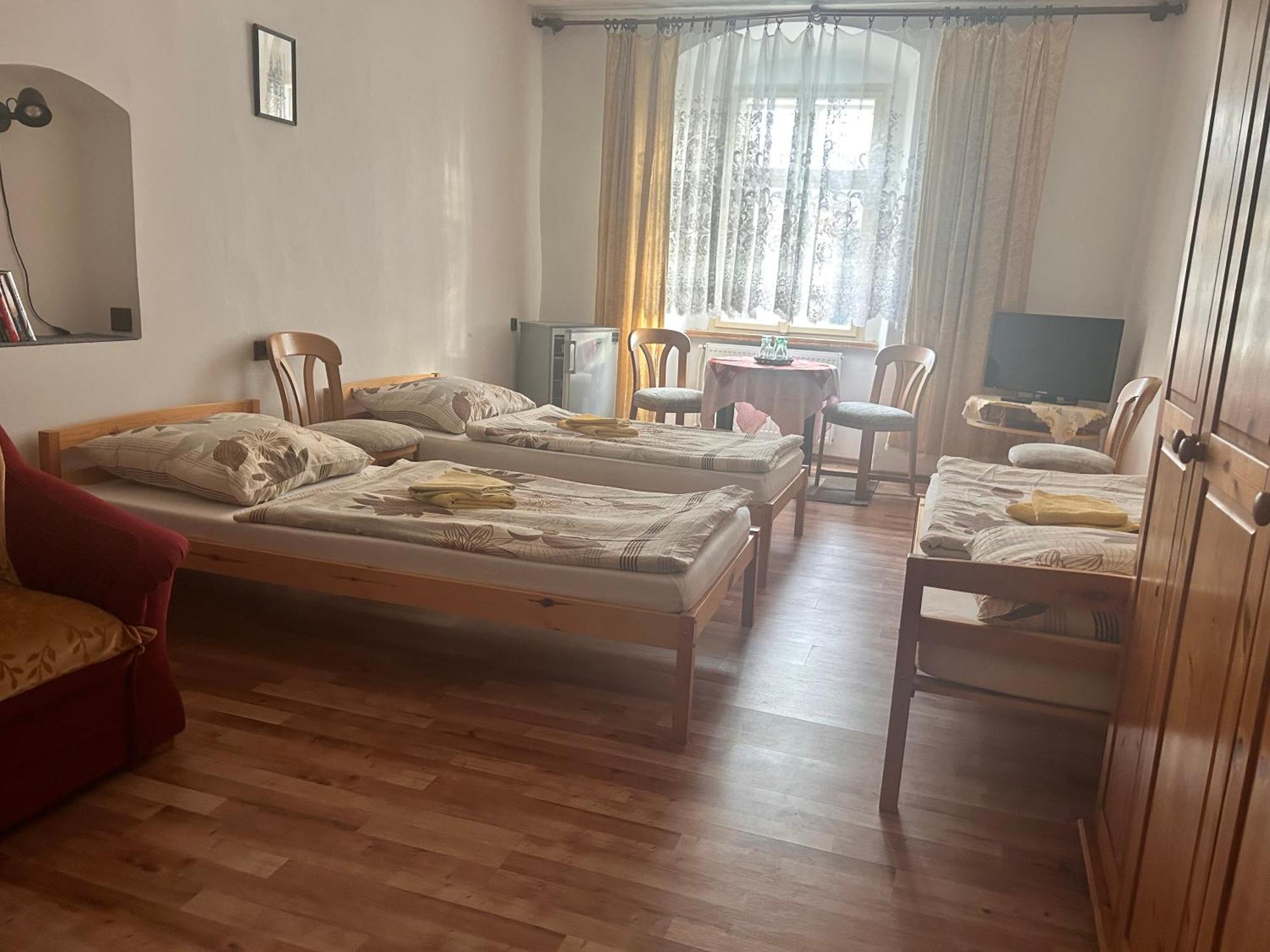 Restaurace A Penzion Podloubi Opočno Екстериор снимка