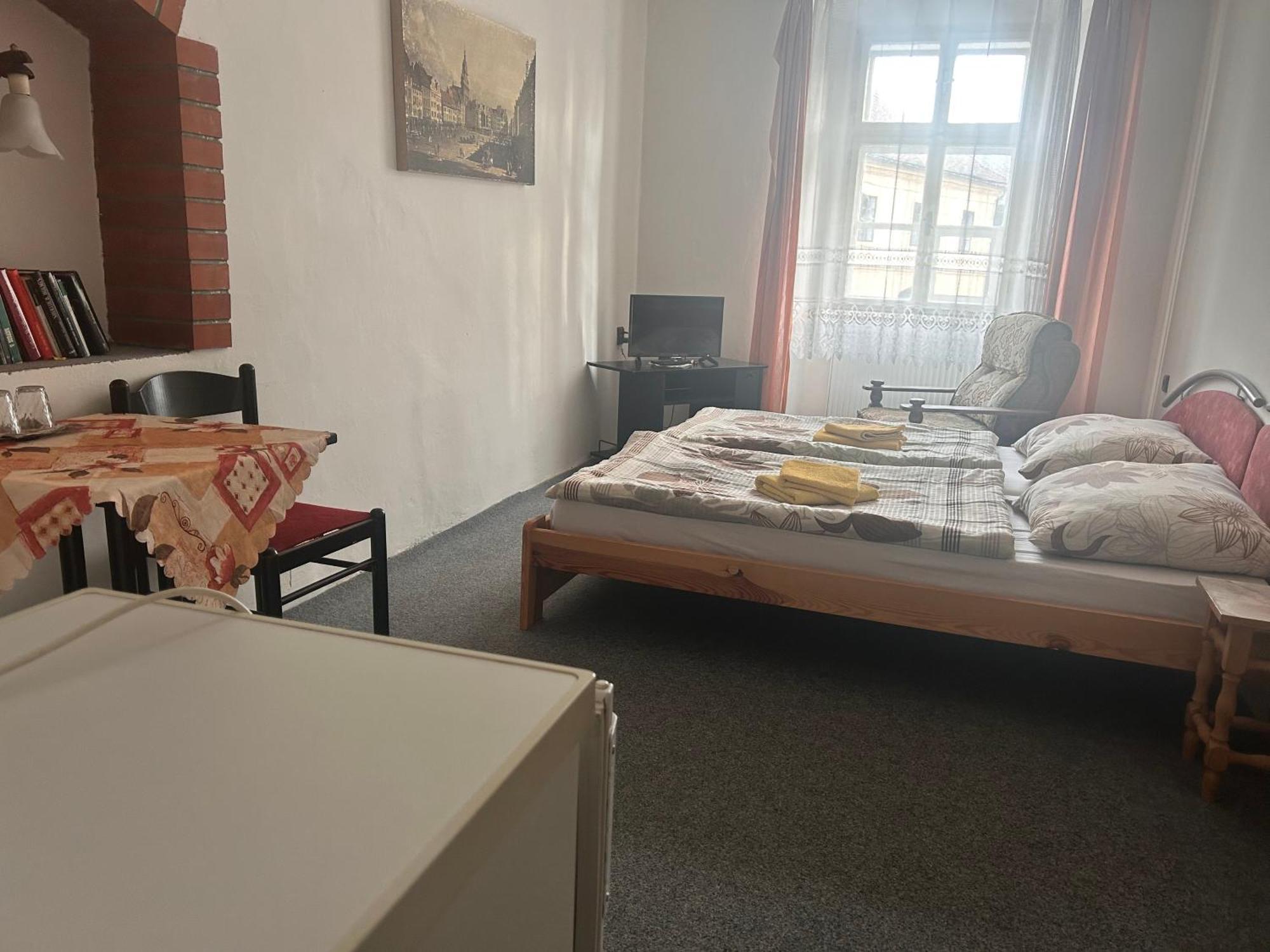 Restaurace A Penzion Podloubi Opočno Екстериор снимка