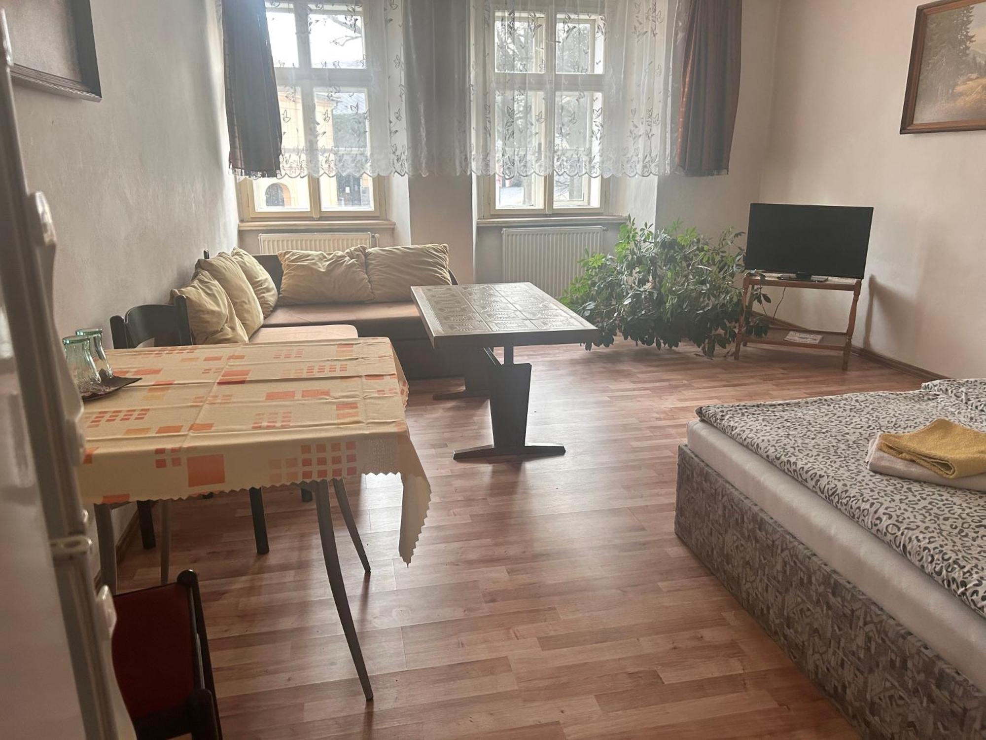 Restaurace A Penzion Podloubi Opočno Екстериор снимка