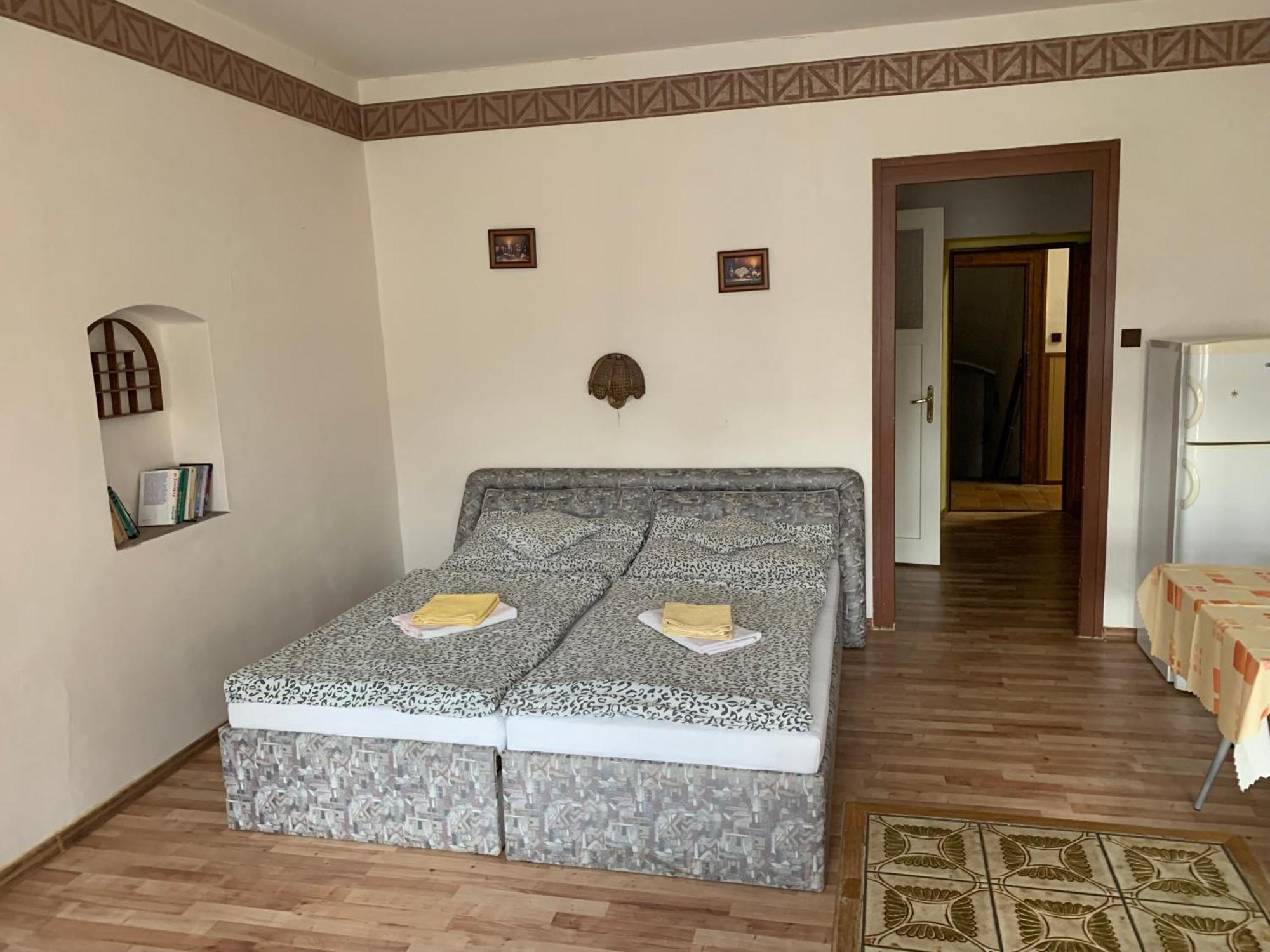 Restaurace A Penzion Podloubi Opočno Екстериор снимка