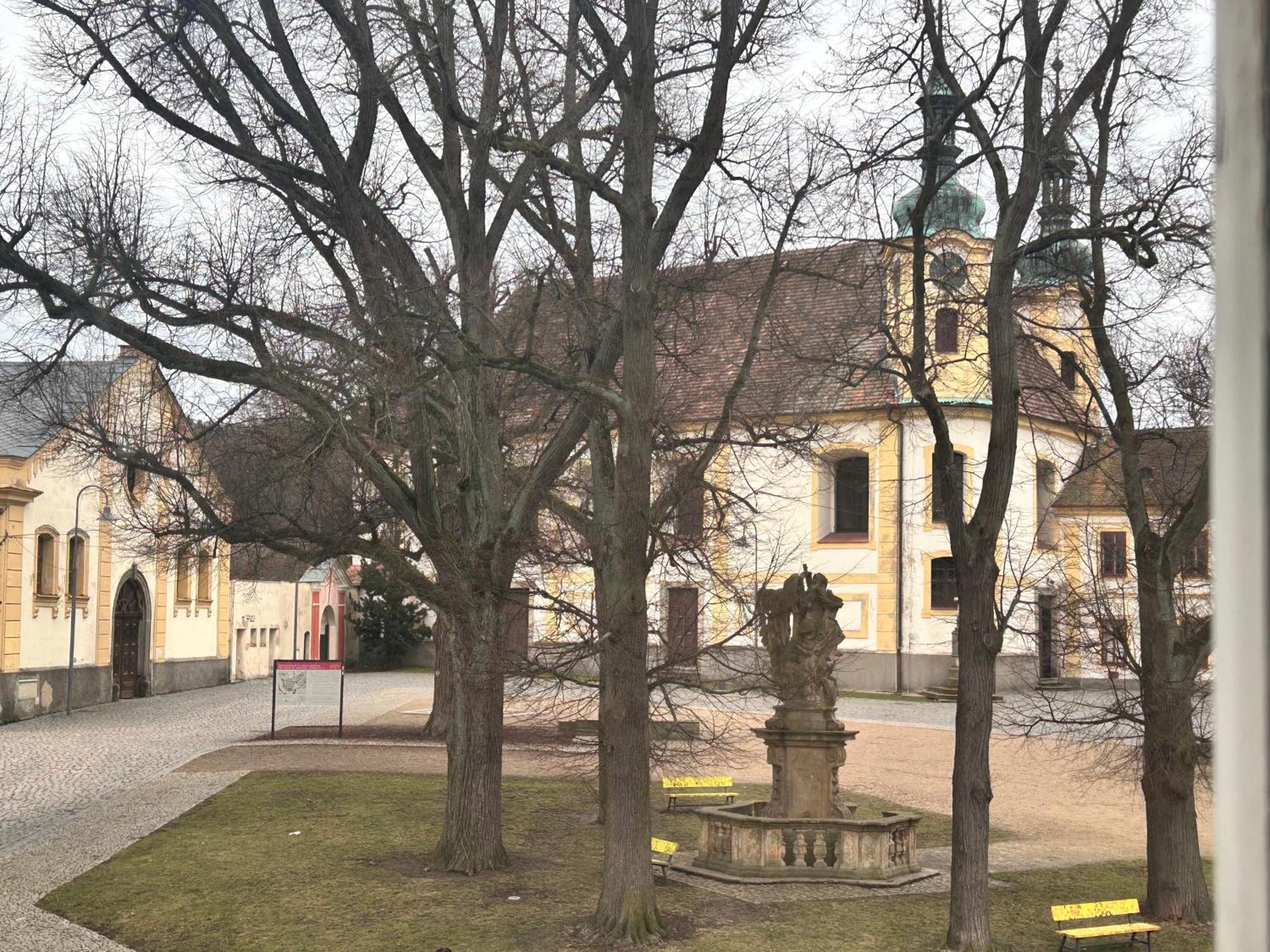 Restaurace A Penzion Podloubi Opočno Екстериор снимка