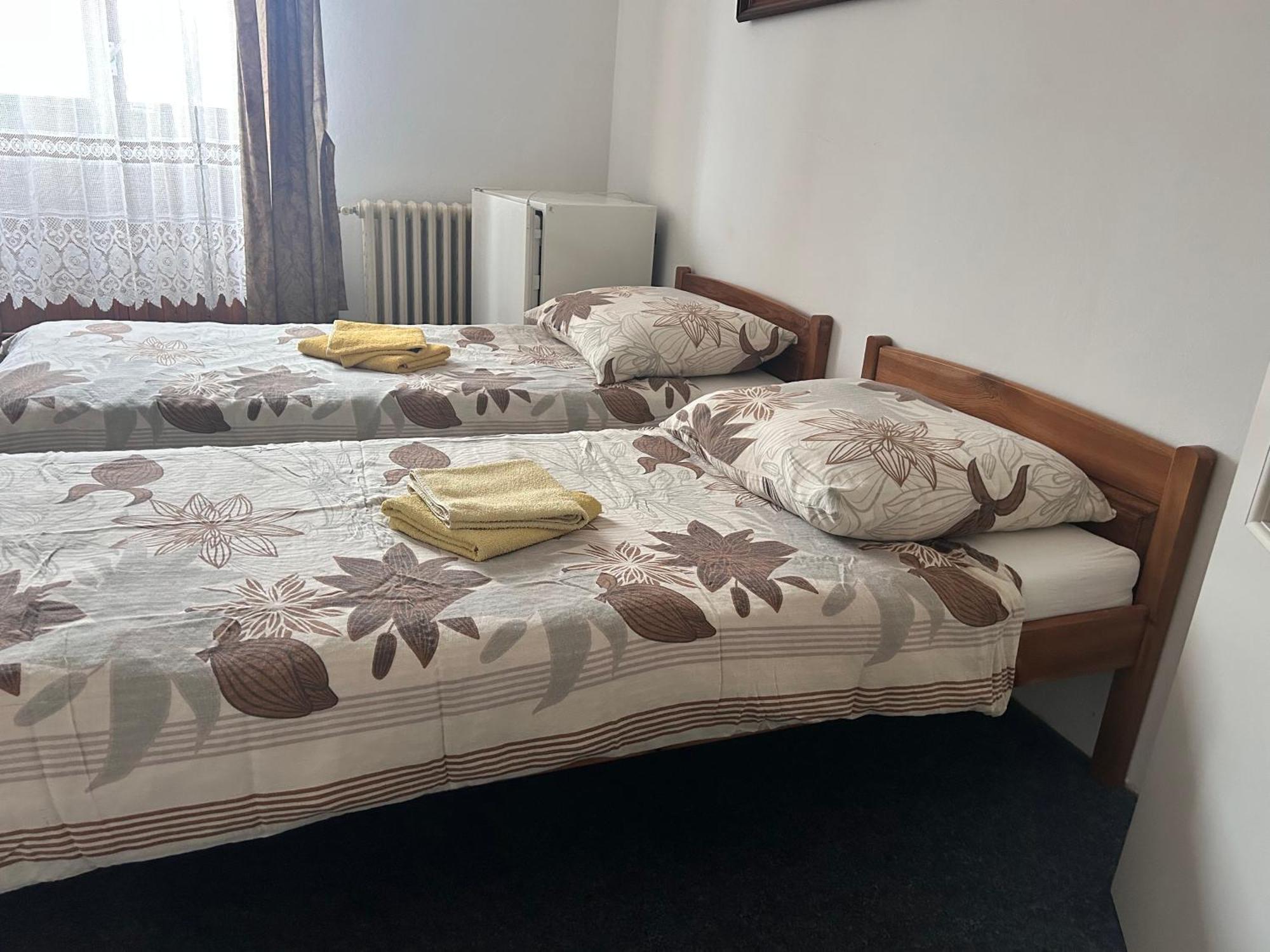 Restaurace A Penzion Podloubi Opočno Екстериор снимка